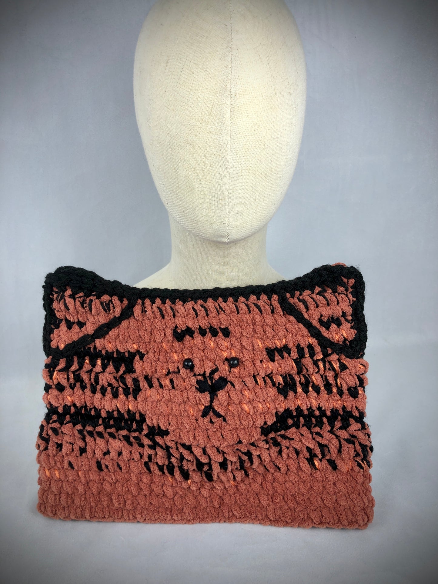 Rusty black cat toque