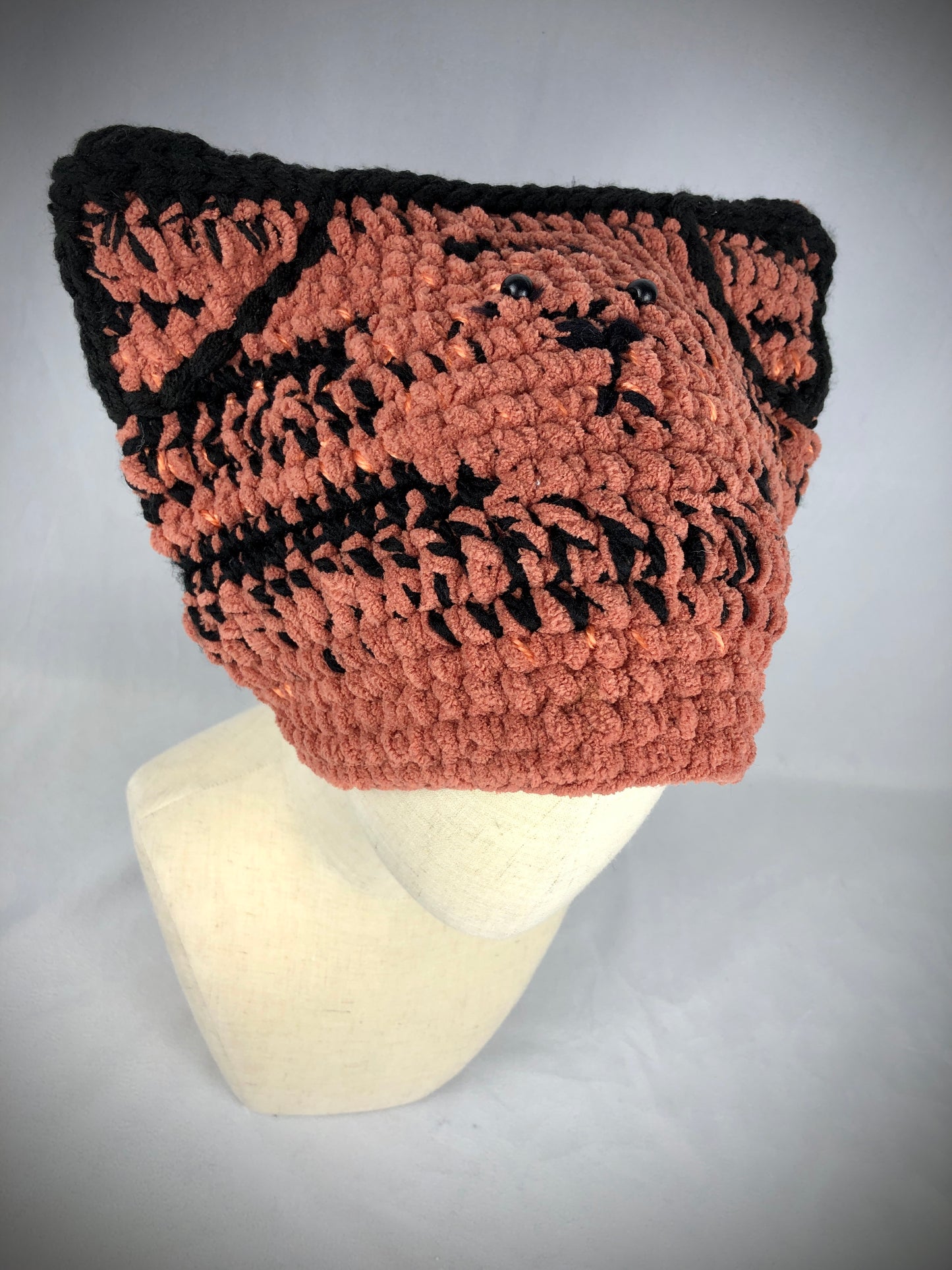 Rusty black cat toque