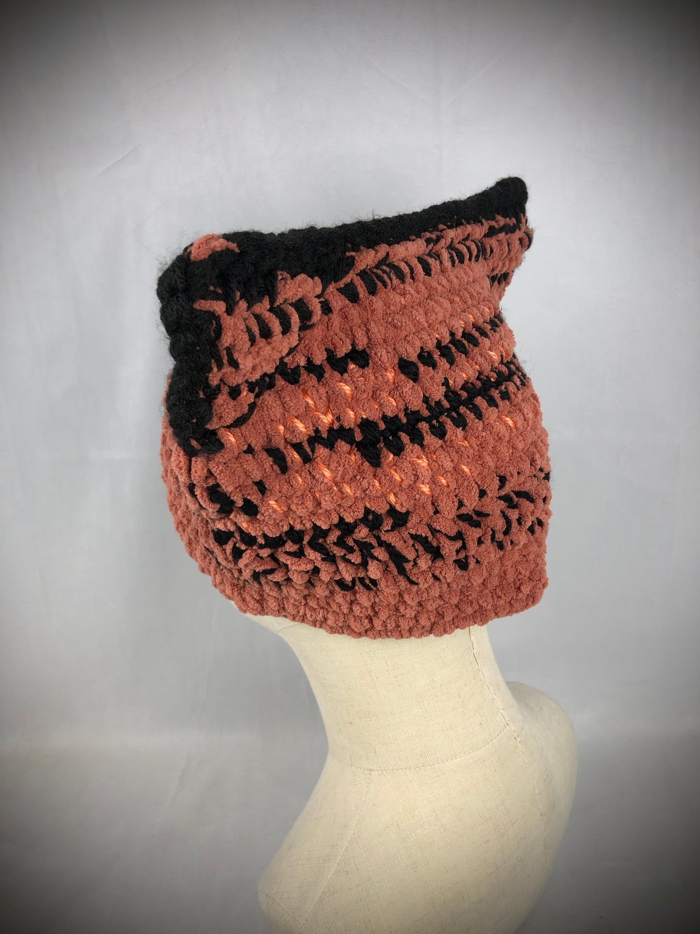 Rusty black cat toque